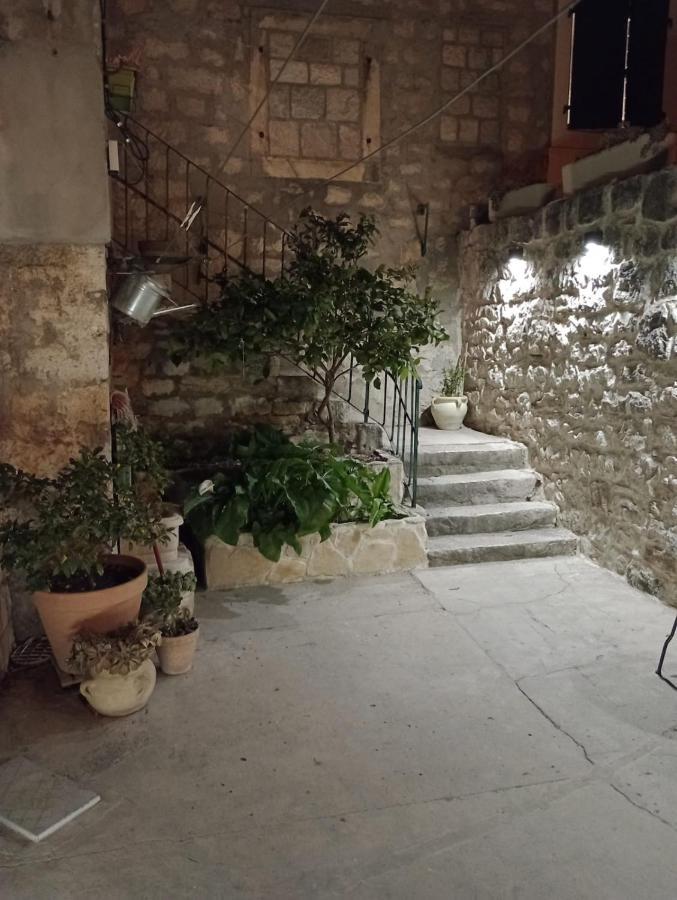 Apartment Antica With Yard & Bbq Split Exterior foto